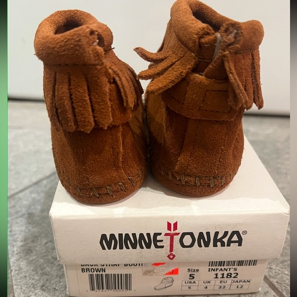 Minnetonka Moccasin Leather back strap bootie, infant, size 5, brown - Picture 6 of 6